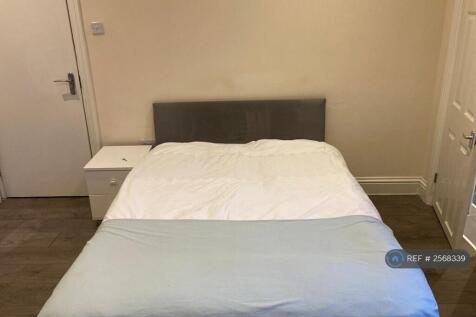 Studio 6 - Available 1st November £800
