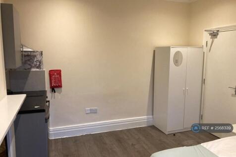 Studio 6 - Available 1st November £800
