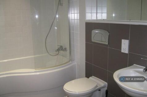 Large Bathroom With Showerbath