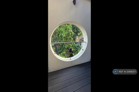 Round Aputure With Glass Balustrade