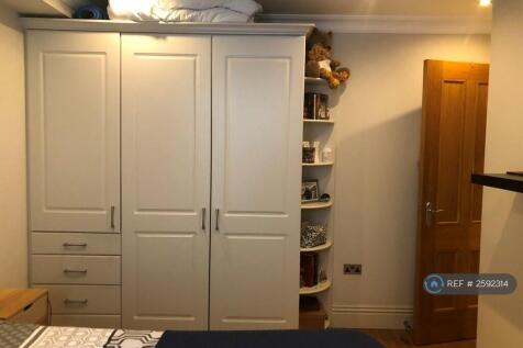 Smaller Bedroom - Built In Wardrobes