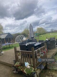 Decking / Outdoor Dining And Seating 