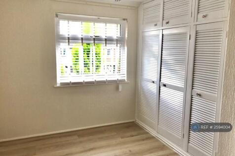 Bright Double Bedroom With Built-In Wardrobe Space