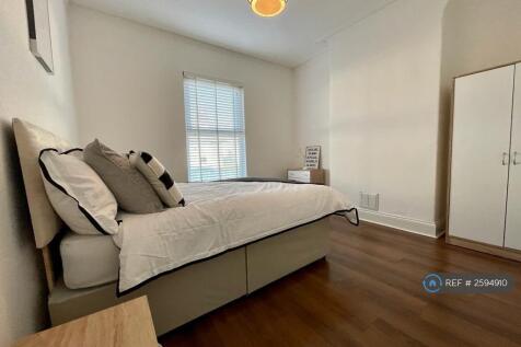 Large Bedroom 4