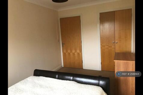 Double Bedroom With Fitted Wardrobe 