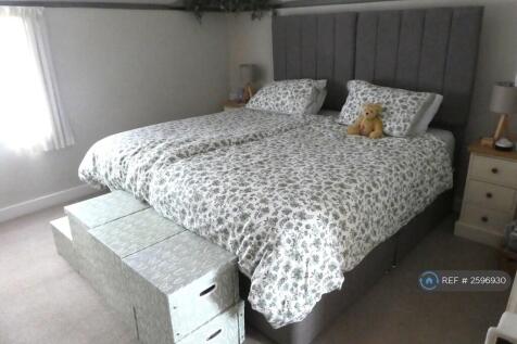 Large Bedroom With Ensuite