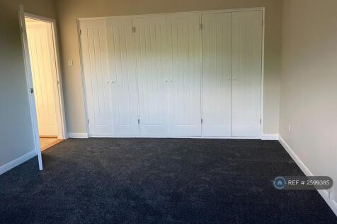 Master Bedroom, Large Fitted Wardrobes