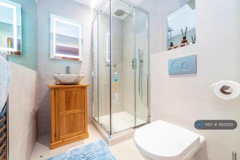 Family Bathroom / Shower