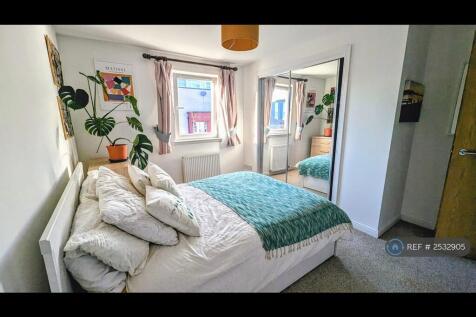 Spacious Bedroom 