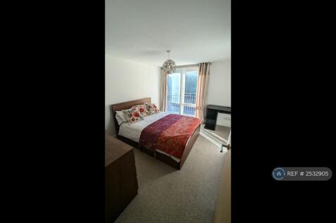 Spacious Bedroom Attached To Ensuite