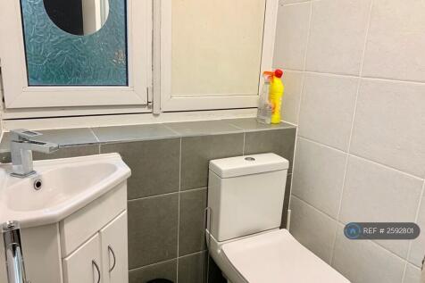Shower Room 1 Picture 1