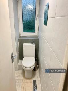Shower Room 2 Picture 2