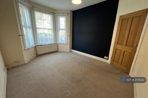 Bed 3 / Living Room 1