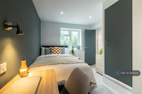 Room 6 - Spacious Double, Fitted Wardrobe