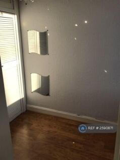 Dressing Room/With Window