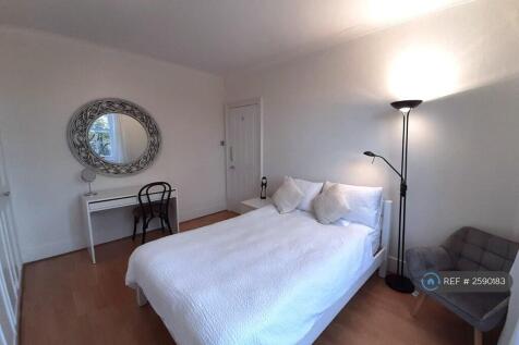 Double Bedroom Overlooking Gardens