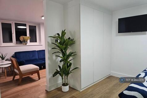 Bedroom/ Lounge