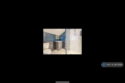 1st Floor En-Suite Bathroom