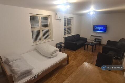 Bedroom 1: Smart Tv, Diner, Sofas (19 Sq-m)