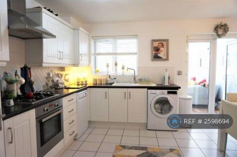 Spacious Kitchen With Modern Fitted Kitchen