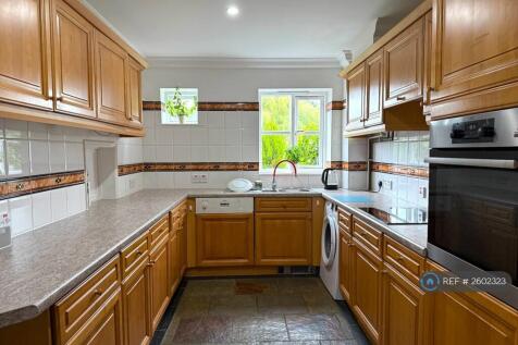Fully Fitted Kitchen
