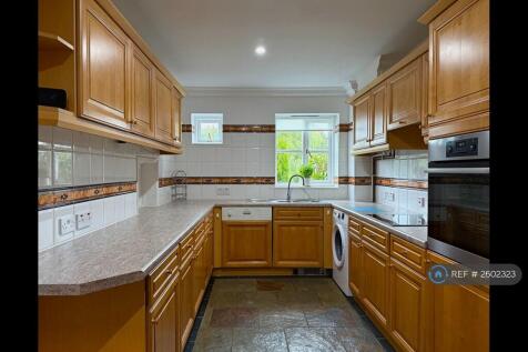 Fully Fitted Kitchen