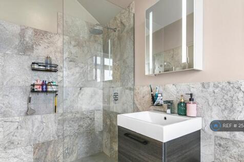 En Suite Main Bathroom