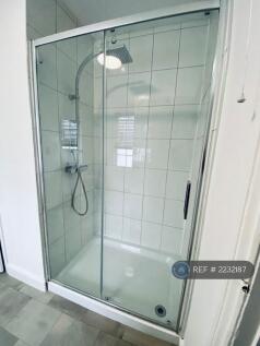 Shared Bathroom - Shower 