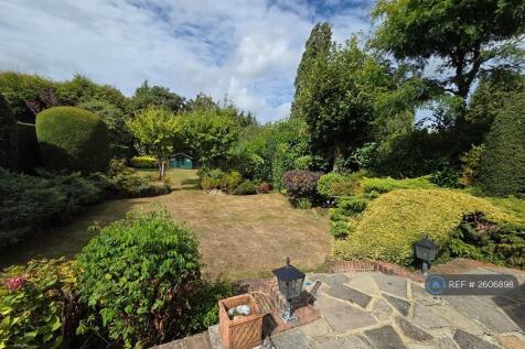 Mature Garden (100ft&#43; With 2 Sheds)