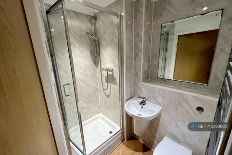 En Suite (Bedroom 1)