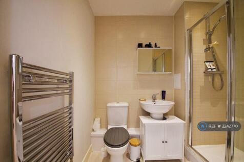 En Suite Bathroom With Storage