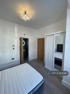Large Luxury En Suite Bedroom