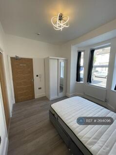 Large Luxury En Suite Bedroom