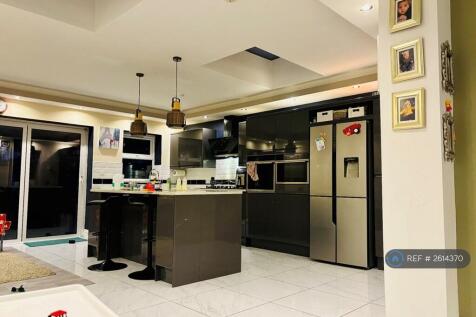 Open Plan Kitchen With Granite Worktop