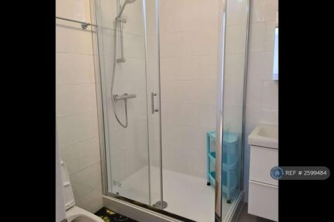Bedroom a&#39;s Ensuite