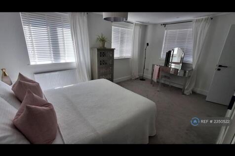 Large King Size Bedroom With Ensuite