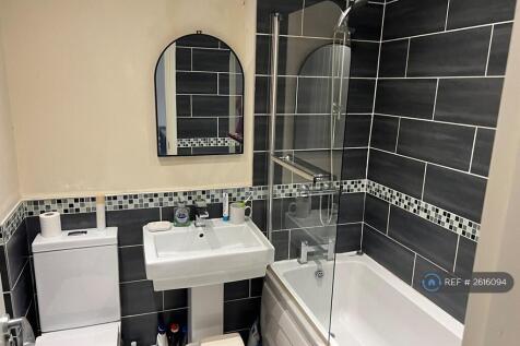 Main House Bathroom (Shared Between Rooms 2&amp;3) 