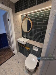 Flat 1 Bathroom