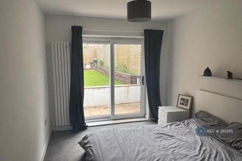 Bedroom 1 (5m x 2.8m)