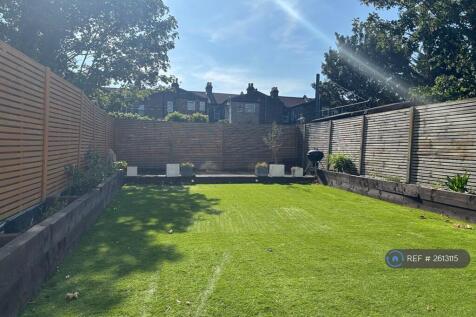 Garden (14m x 6.5m)