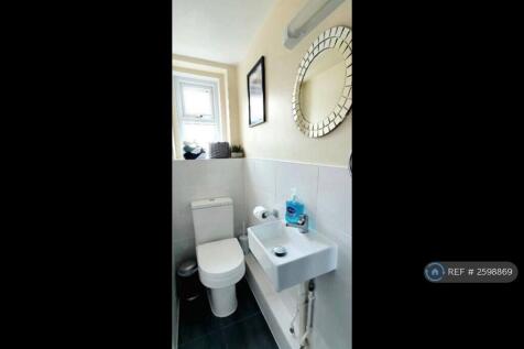 Ensuite Bathroom 2