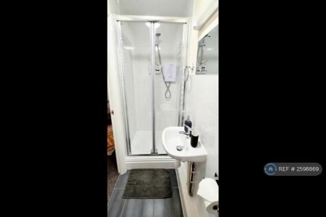 Ensuite Bathroom 1