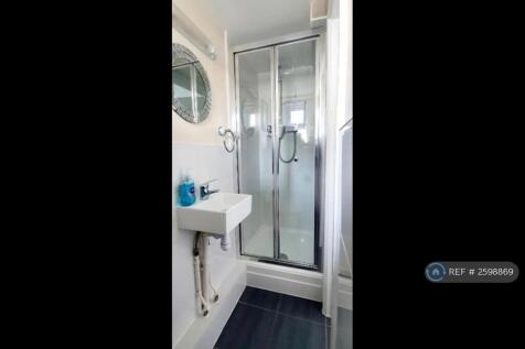 Ensuite Bathroom 2
