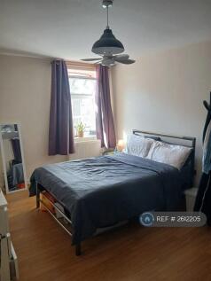 Large Double Bedroom With 2 Windows