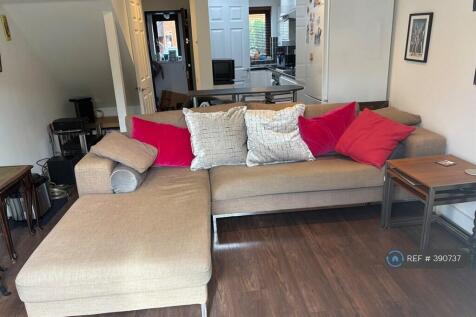 Living Room/Open Plan Kitchen