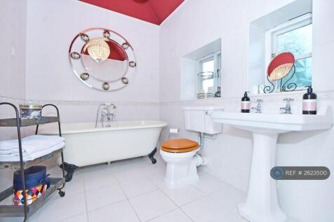 Main Bathroom Pic 1