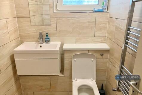 Shower Room 1 Picture 1