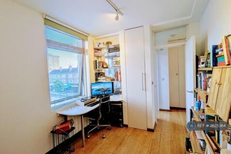 2nd Bedroom, Fitted Wardrobe, Desk, Shelves