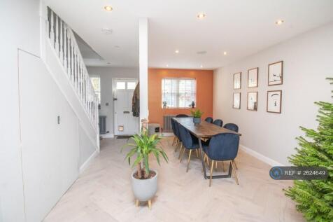 Lounge/Dining Area