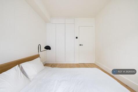 Bedroom 1 - Built-In Floor-To-Ceiling Wardrobe